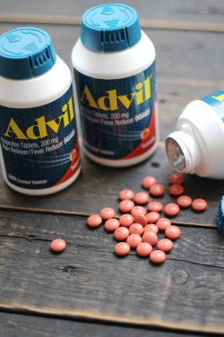 Bangkok, Tayland: 06 Aralık 2021 - ağrı kesici ibuprofen tabletleri 200 mg advil, Amerika 'nın en popüler ağrı kesici.