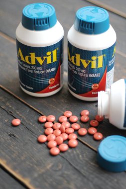 Bangkok, Tayland: 06 Aralık 2021 - ağrı kesici ibuprofen tabletleri 200 mg advil, Amerika 'nın en popüler ağrı kesici.