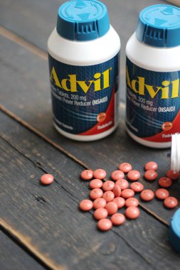 Bangkok, Tayland: 06 Aralık 2021 - ağrı kesici ibuprofen tabletleri 200 mg advil, Amerika 'nın en popüler ağrı kesici.