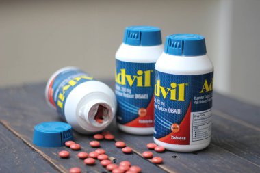 Bangkok, Tayland: 06 Aralık 2021 - ağrı kesici ibuprofen tabletleri 200 mg advil, Amerika 'nın en popüler ağrı kesici.