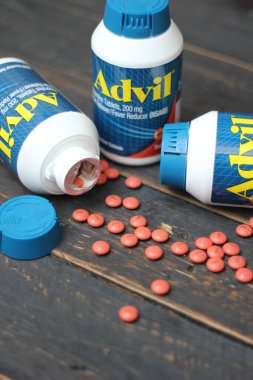 Bangkok, Tayland: 06 Aralık 2021 - ağrı kesici ibuprofen tabletleri 200 mg advil, Amerika 'nın en popüler ağrı kesici.
