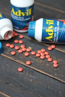 Bangkok, Tayland: 06 Aralık 2021 - ağrı kesici ibuprofen tabletleri 200 mg advil, Amerika 'nın en popüler ağrı kesici.