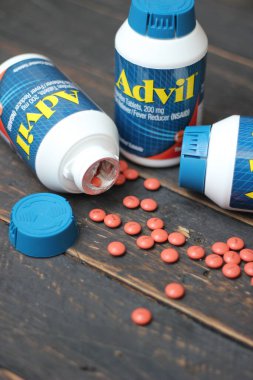 Bangkok, Tayland: 06 Aralık 2021 - ağrı kesici ibuprofen tabletleri 200 mg advil, Amerika 'nın en popüler ağrı kesici.