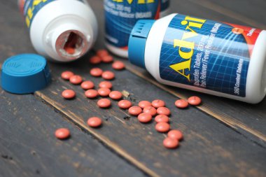 Bangkok, Tayland: 06 Aralık 2021 - ağrı kesici ibuprofen tabletleri 200 mg advil, Amerika 'nın en popüler ağrı kesici.