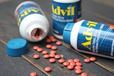 Bangkok, Tayland: 06 Aralık 2021 - ağrı kesici ibuprofen tabletleri 200 mg advil, Amerika 'nın en popüler ağrı kesici.