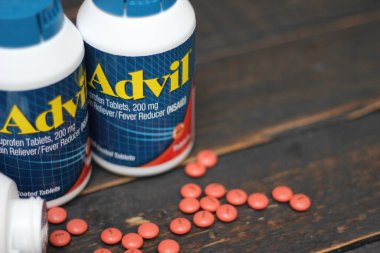 Bangkok, Tayland: 06 Aralık 2021 - ağrı kesici ibuprofen tabletleri 200 mg advil, Amerika 'nın en popüler ağrı kesici.
