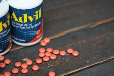 Bangkok, Tayland: 06 Aralık 2021 - ağrı kesici ibuprofen tabletleri 200 mg advil, Amerika 'nın en popüler ağrı kesici.