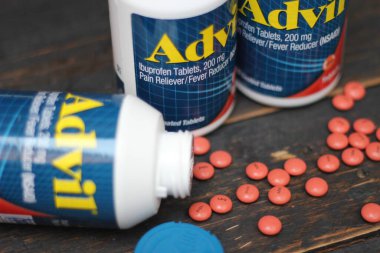 Bangkok, Tayland: 06 Aralık 2021 - ağrı kesici ibuprofen tabletleri 200 mg advil, Amerika 'nın en popüler ağrı kesici.