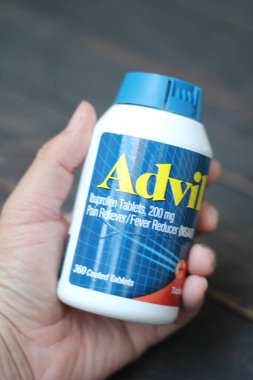 Bangkok, Tayland: 06 Aralık 2021 - ağrı kesici ibuprofen tabletleri 200 mg advil, Amerika 'nın en popüler ağrı kesici.