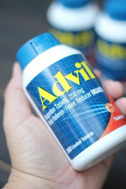 Bangkok, Tayland: 06 Aralık 2021 - ağrı kesici ibuprofen tabletleri 200 mg advil, Amerika 'nın en popüler ağrı kesici.