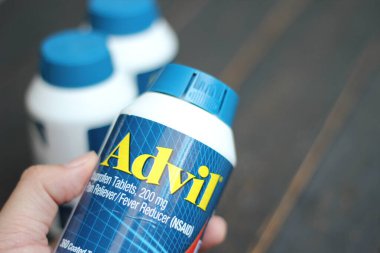 Bangkok, Tayland: 06 Aralık 2021 - ağrı kesici ibuprofen tabletleri 200 mg advil, Amerika 'nın en popüler ağrı kesici.