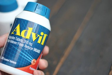 Bangkok, Tayland: 06 Aralık 2021 - ağrı kesici ibuprofen tabletleri 200 mg advil, Amerika 'nın en popüler ağrı kesici.