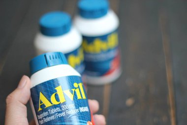 Bangkok, Tayland: 06 Aralık 2021 - ağrı kesici ibuprofen tabletleri 200 mg advil, Amerika 'nın en popüler ağrı kesici.