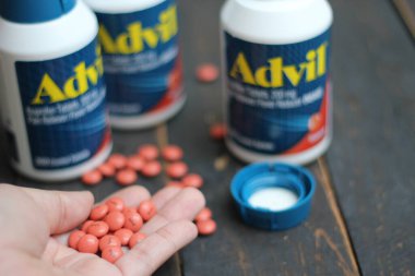 Bangkok, Tayland: 06 Aralık 2021 - ağrı kesici ibuprofen tabletleri 200 mg advil, Amerika 'nın en popüler ağrı kesici.