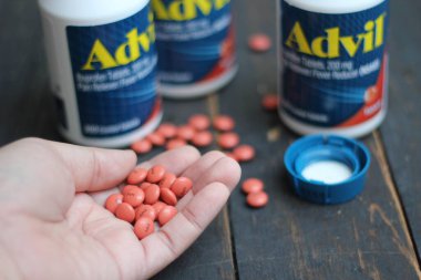 Bangkok, Tayland: 06 Aralık 2021 - ağrı kesici ibuprofen tabletleri 200 mg advil, Amerika 'nın en popüler ağrı kesici.