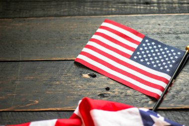 Arkadan aydınlatılmış siyah ahşap zeminde Amerikan bayrağı. ABD 'de