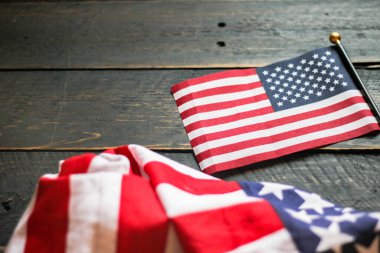 Arkadan aydınlatılmış siyah ahşap zeminde Amerikan bayrağı. ABD 'de