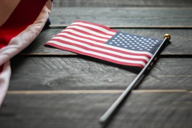Arkadan aydınlatılmış siyah ahşap zeminde Amerikan bayrağı. ABD 'de