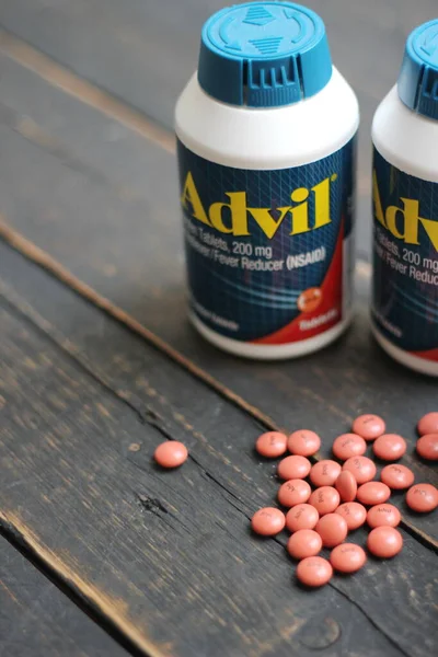 Bangkok, Tayland: 06 Aralık 2021 - ağrı kesici ibuprofen tabletleri 200 mg advil, Amerika 'nın en popüler ağrı kesici.