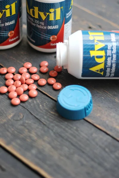 Bangkok, Tayland: 06 Aralık 2021 - ağrı kesici ibuprofen tabletleri 200 mg advil, Amerika 'nın en popüler ağrı kesici.