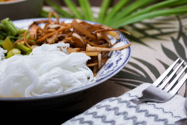 Nouille Riz Thaïlandaise Sauce Aux Arachides Servie Dans Une Assiette — Photo