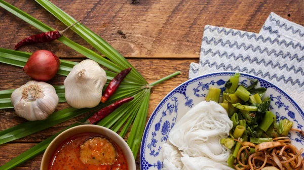 Thaise Rijst Noedel Met Pinda Saus Geserveerd Een Witte Plaat — Stockfoto