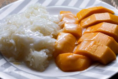 Hindistan cevizi sütü ve soya fasulyesiyle kaplı mangolu pilav.