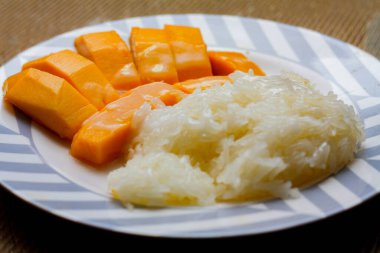 Hindistan cevizi sütü ve soya fasulyesiyle kaplı mangolu pilav.