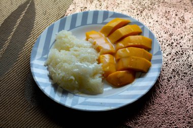 Hindistan cevizi sütü ve soya fasulyesiyle kaplı mangolu pilav.