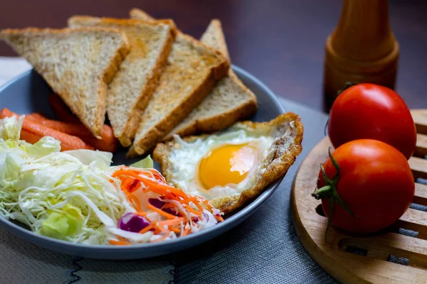 Petit Déjeuner Œufs Frits Saucisse Frite Salade Légumes Pain Grillé — Photo