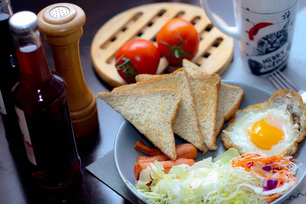 Breakfast Fried Eggs Fried Sausage Vegetable Salad Toast Brown Wooden — Stock Photo, Image