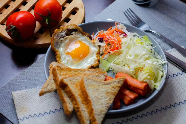 Frühstück Spiegeleier Bratwurst Gemüsesalat Und Toast Auf Einem Braunen Holztisch — Stockfoto