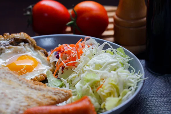 Frühstück Spiegeleier Bratwurst Gemüsesalat Und Toast Auf Einem Braunen Holztisch — Stockfoto