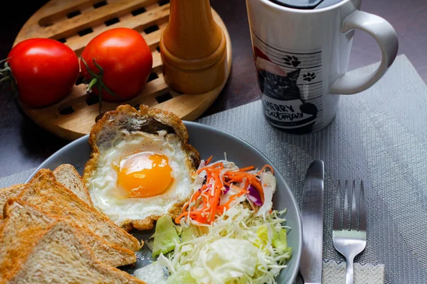 Frühstück Spiegeleier Bratwurst Gemüsesalat Und Toast Auf Einem Braunen Holztisch — Stockfoto