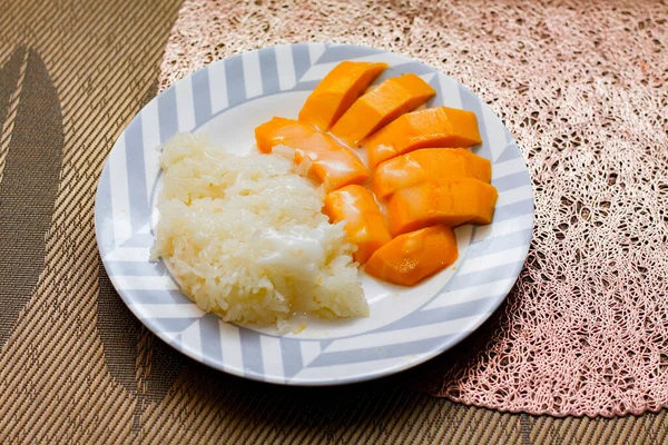 Hindistan cevizi sütü ve soya fasulyesiyle kaplı mangolu pilav.