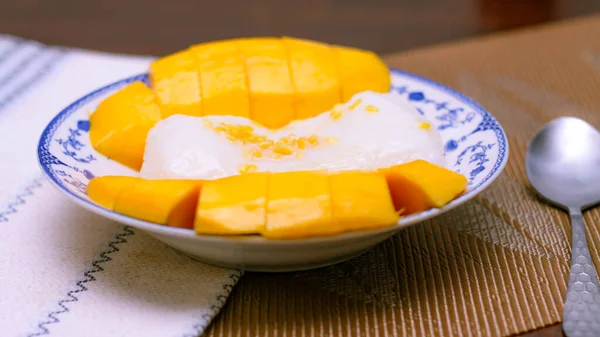 Arroz Pegajoso Mango Rematado Con Leche Coco Soja Colocado Plato — Foto de Stock