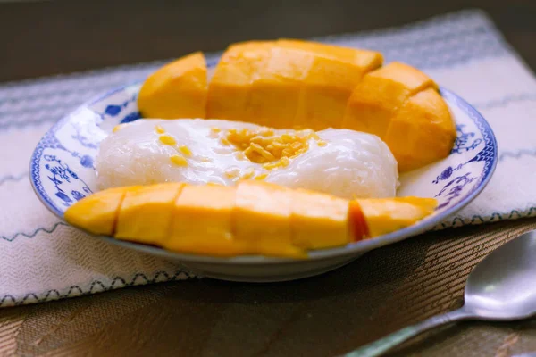 Mango Κολλώδες Ρύζι Ολοκληρώνεται Γάλα Καρύδας Και Σόγια Τοποθετείται Ένα — Φωτογραφία Αρχείου
