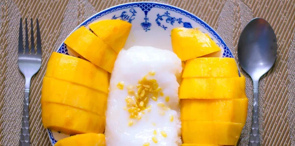 Mango Sticky Rice Topped Coconut Milk Soybeans Placed Traditional Chinese — Stock Photo, Image
