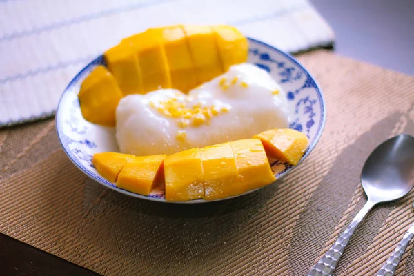 Mango Sticky Rice Topped Coconut Milk Soybeans Placed Traditional Chinese — Stock Photo, Image
