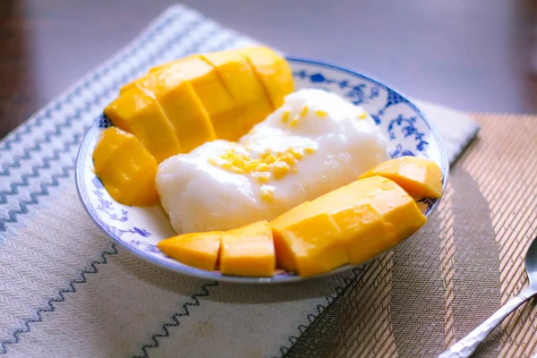 Mango Κολλώδες Ρύζι Ολοκληρώνεται Γάλα Καρύδας Και Σόγια Τοποθετείται Ένα — Φωτογραφία Αρχείου