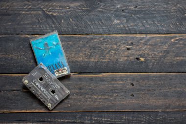 Bangkok, Tayland - 22 Ocak 2022: 90: Nirvana Album Nervermind 'ın kaset kasetleri siyah ahşap zeminde.