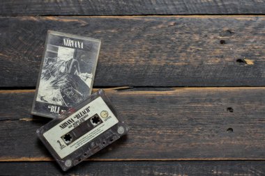 Bangkok, Tayland - 22 Ocak 2022: 90: 90 Nirvana albümü Bleach 'in kasetleri siyah ahşap zeminde.