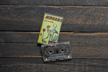 Bangkok, Tayland - 22 Ocak 2022: 90: Nirvana Albüm Kasetleri Siyah ahşap bir zeminde.