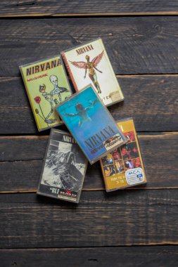 Bangkok, Tayland - 22 Ocak 2022: 90: Nirvana Albums Incesticide, Nevermind, Bleach, The Muddy Banks of The Wishkah 'ın siyah ahşap zemin üzerindeki kasetleri.