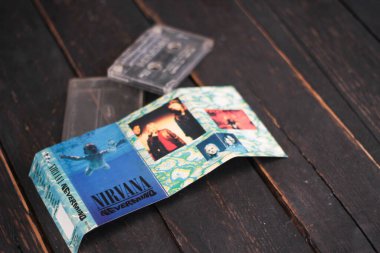 Bangkok, Tayland - 22 Ocak 2022: İçinde siyah ahşap zeminde Nirvana Albums Nevermind 'ın 90. albümünün kasetleri var.