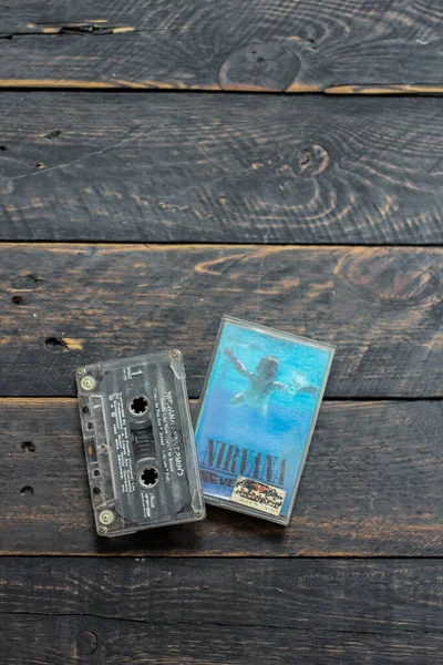 バンコク 2022年1月22日 黒い木製の床の上にニルヴァーナ アルバム ネバーマインドの90年代のカセットテープ — ストック写真