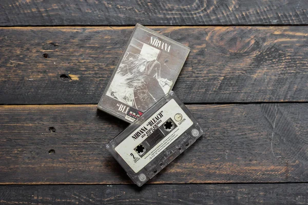 バンコク 2022年1月22日 Sカセットテープのニルヴァーナアルバム黒い木製の床に漂白 — ストック写真