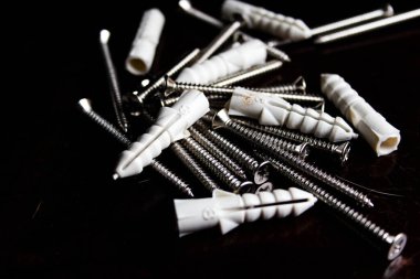 Vidalar Tayland 'da yan tarafından ışıklandırılmış siyah bir tahta masaya konur..