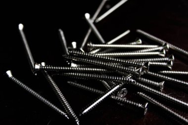 Vidalar Tayland 'da yan tarafından ışıklandırılmış siyah bir tahta masaya konur..