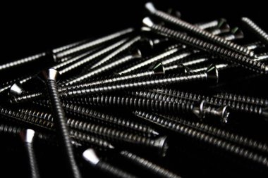 Vidalar Tayland 'da yan tarafından ışıklandırılmış siyah bir tahta masaya konur..